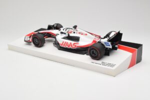 Haas VF-22 #20 K. Magnussen Pole Position Brazil GP 2022 Minichamps 1:18 147222120 Metal - imagen 5 de 7