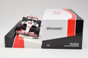 Haas VF-22 #20 K. Magnussen Pole Position Brazil GP 2022 Minichamps 1:18 147222120 Metal - imagen 6 de 7