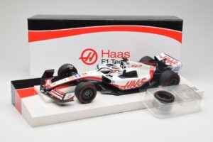 Haas VF-22 #20 K. Magnussen Pole Position Brazil GP 2022 Minichamps 1:18 147222120 Metal - imagen 7 de 7