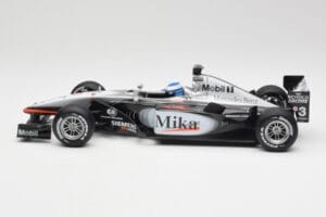 McLaren MP4-16 #4 M. Häkkinen F1 2001 Hot Wheels 1:18 50198 Metal - imagen 3 de 6