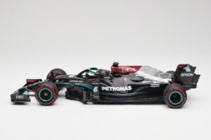 Mercedes AMG W12 Petronas #44 L. Hamilton Spanish GP 100th Pole 2021 Minichamps 1:18 110210444 Resina - imagen 3 de 7