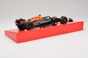 Red Bull Racing RB18 #1 M. Verstappen Oracle Winner Dutch GP 2022 Minichamps 1:18 113223501 Metal - imagen 3 de 7