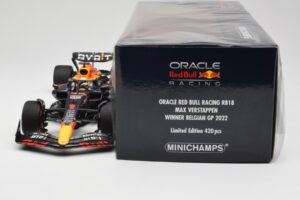 Oracle Red Bull Racing RB18 #1 M. Verstappen Winner Belgian GP 2022 Minichamps 1:18 110221401 Metal - imagen 6 de 7