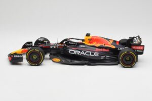 Oracle Red Bull Racing RB18 #1 M. Verstappen Winner Italian GP 2022 Minichamps 1:18 110221601 Metal - imagen 3 de 7