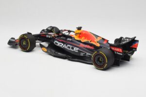 Oracle Red Bull Racing RB18 #1 M. Verstappen Winner Italian GP 2022 Minichamps 1:18 110221601 Metal - imagen 5 de 7