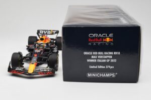 Oracle Red Bull Racing RB18 #1 M. Verstappen Winner Italian GP 2022 Minichamps 1:18 110221601 Metal - imagen 6 de 7