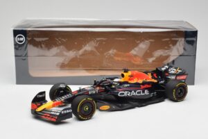 Oracle Red Bull Racing RB18 #1 M. Verstappen Winner Italian GP 2022 Minichamps 1:18 110221601 Metal - imagen 7 de 7