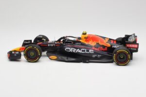 Oracle Red Bull Racing RB18 #11 S. Perez Saudi Arabian GP 2022 Minichamps 1:18 110220011 Metal - imagen 3 de 7