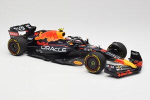 Oracle Red Bull Racing RB18 #11 S. Perez Saudi Arabian GP 2022 Minichamps 1:18 110220011 Metal - imagen 4 de 7