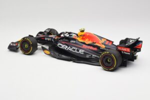 Oracle Red Bull Racing RB18 #11 S. Perez Abu Dhabi GP 2022 Minichamps 1:18 110222211 Metal - imagen 5 de 7