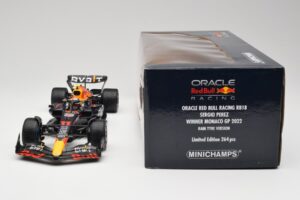 Oracle Red Bull Racing RB18 #11 S. Perez Monaco GP Winner Rain Tyre Version 2022 Minichamps 1:18 110222711 Metal - imagen 6 de 7
