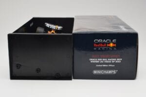 Oracle Red Bull Racing RB19 #33 M. Verstappen Las Vegas GP Winner 2023 Minichamps 1:18 110232201 Resina - imagen 6 de 7