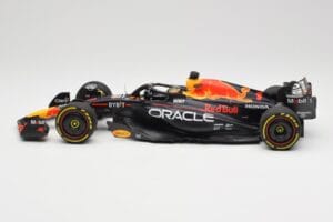 Oracle Red Bull Racing RB19 #1 M. Verstappen Winner Abu Dhabi GP 2023 Minichamps 1:18 110232301 Metal - imagen 3 de 7
