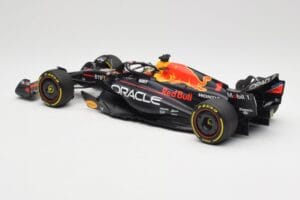 Oracle Red Bull Racing RB19 #1 M. Verstappen Winner Abu Dhabi GP 2023 Minichamps 1:18 110232301 Metal - imagen 5 de 7