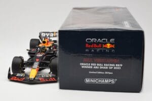 Oracle Red Bull Racing RB19 #1 M. Verstappen Winner Abu Dhabi GP 2023 Minichamps 1:18 110232301 Metal - imagen 6 de 7