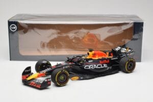 Oracle Red Bull Racing RB19 #1 M. Verstappen Winner Abu Dhabi GP 2023 Minichamps 1:18 110232301 Metal - imagen 7 de 7