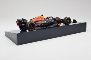 Red Bull Racing RB19 #11 S. Perez Winner Saudi Arabian GP 2023 Minichamps 1:18 113230111 Metal - imagen 3 de 6