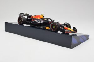 Red Bull Racing RB19 #11 S. Perez Winner Saudi Arabian GP 2023 Minichamps 1:18 113230111 Metal - imagen 4 de 6