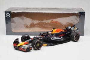 Oracle Red Bull Racing RB20 #1 M. Verstappen Winner Bahrain GP 2024 Minichamps 1:18 110240101 Metal - imagen 7 de 7