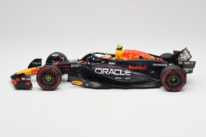 Red Bull Racing RB20 #11 S. Perez Bahrain GP 2024 Minichamps 1:18 110240111 Metal - imagen 3 de 7