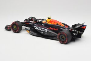 Red Bull Racing RB20 #11 S. Perez Bahrain GP 2024 Minichamps 1:18 110240111 Metal - imagen 5 de 7