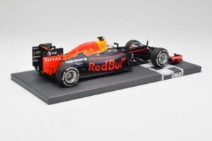 Red Bull RB12 #33 M. Verstappen Spain GP Winner 2016 Minichamps 1:18 117160333 Metal - imagen 3 de 7