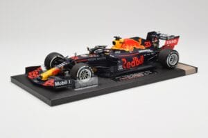Red Bull RB16 #33 M. Verstappen Red Bull Racing 70th Anniversary GP Winner 2020 Minichamps 1:18 113200533-M1 Resina - imagen 2 de 7
