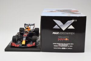 Red Bull RB16 #33 M. Verstappen Red Bull Racing 70th Anniversary GP Winner 2020 Minichamps 1:18 113200533-M1 Resina - imagen 6 de 7