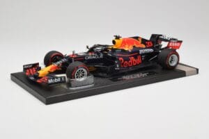 Red Bull RB16B #33 M. Verstappen Abu Dhabi GP 2021 Winner Missing Figurine & Pitboard Minichamps 1:18 113212333 Resina - imagen 2 de 7