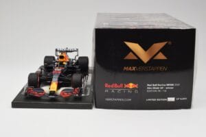 Red Bull RB16B #33 M. Verstappen Abu Dhabi GP 2021 Winner Missing Figurine & Pitboard Minichamps 1:18 113212333 Resina - imagen 6 de 7