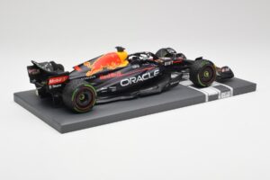 Red Bull RB18 #1 M. Verstappen Japan GP Winner No Figure & Pitboard 2022 Minichamps 1:18 113221801FB Metal - imagen 3 de 7