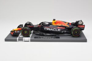 Red Bull RB18 #1 M. Verstappen Japan GP Winner No Figure & Pitboard 2022 Minichamps 1:18 113221801FB Metal