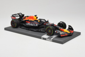 Red Bull Racing RB18 #1 M. Verstappen Japan GP Winner 2022 Minichamps 1:18 113221801FB-R1 Metal - imagen 4 de 8