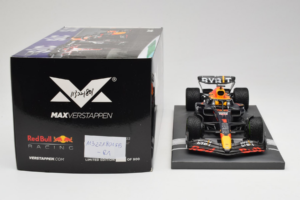 Red Bull Racing RB18 #1 M. Verstappen Japan GP Winner 2022 Minichamps 1:18 113221801FB-R1 Metal - imagen 6 de 8