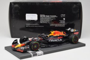 Red Bull Racing RB18 #1 M. Verstappen Japan GP Winner 2022 Minichamps 1:18 113221801FB-R1 Metal - imagen 7 de 8