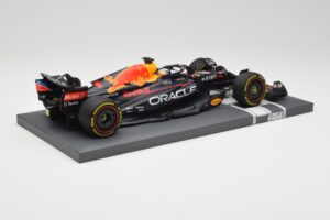 Red Bull RB18 Oracle #1 M. Verstappen Abu Dhabi GP 2022 Winner Minichamps 1:18 113222201 Resina - imagen 3 de 7