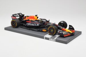 Red Bull RB18 Oracle #1 M. Verstappen Abu Dhabi GP 2022 Winner Minichamps 1:18 113222201 Resina - imagen 4 de 7