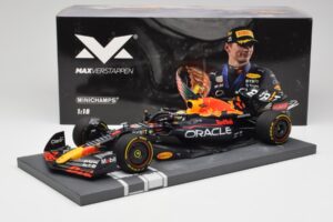 Red Bull RB18 Oracle #1 M. Verstappen Abu Dhabi GP 2022 Winner Minichamps 1:18 113222201 Resina - imagen 7 de 7