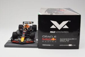 Red Bull RB18 Oracle #1 M. Verstappen Italian GP 2022 Winner Minichamps 1:18 113221601 Resina - imagen 6 de 7