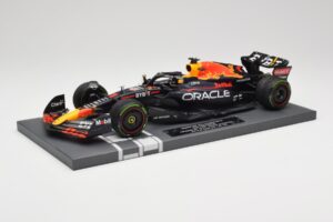 Red Bull RB18 Oracle #1 M. Verstappen Japanese GP 2022 World Champion Minichamps 1:18 113221801 Resina - imagen 2 de 7