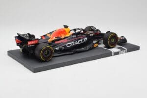 Red Bull RB18 Oracle #1 M. Verstappen US GP 2022 Winner Minichamps 1:18 113221901 Resina - imagen 3 de 7