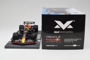 Red Bull RB18 Oracle #1 M. Verstappen US GP 2022 Winner Minichamps 1:18 113221901 Resina - imagen 6 de 7
