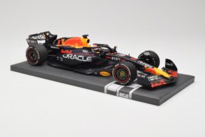 Red Bull RB19 Oracle #1 M. Verstappen Bahrain GP 2023 Winner Minichamps 1:18 113230201 Resina - imagen 4 de 7