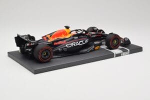 Red Bull RB19 Oracle #1 M. Verstappen British GP 2023 Winner Minichamps 1:18 113231101 Resina - imagen 3 de 7