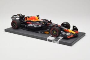 Red Bull RB19 Oracle #1 M. Verstappen British GP 2023 Winner Minichamps 1:18 113231101 Resina - imagen 4 de 7