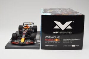 Red Bull RB19 Oracle #1 M. Verstappen British GP 2023 Winner Minichamps 1:18 113231101 Resina - imagen 6 de 7