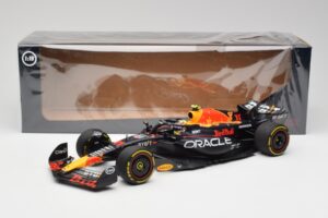 Red Bull RB19 #11 S. Perez Italian GP 2nd 2023 Minichamps 1:18 110231511 Metal - imagen 2 de 6