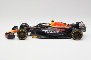 Red Bull RB19 #11 S. Perez Italian GP 2nd 2023 Minichamps 1:18 110231511 Metal - imagen 3 de 6