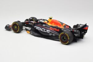 Red Bull RB19 #11 S. Perez Italian GP 2nd 2023 Minichamps 1:18 110231511 Metal - imagen 4 de 6