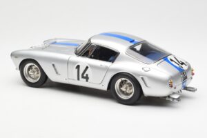 Ferrari 250 GT SWB #14 P. Noblet / J. Guichet Team Noblet 3rd Place 24 Hours of Le Mans 1961 CMC 1:18 M-079 Metal - imagen 5 de 6